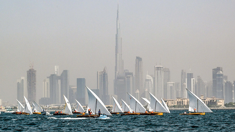 القوارب الشراعية تزين بحر جميرا خلال سباق دبي.   تصوير: باتريك كاستيلو