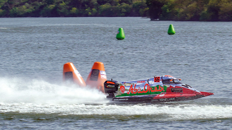 زورق أبوظبي 36 يحلق في صدارة مونديال الفورمولا2.   من المصدر
