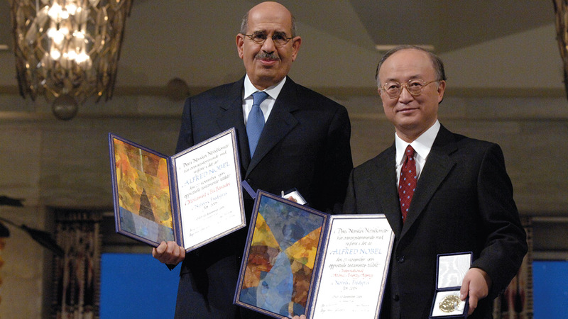 مُنح محمد البرادعي (يسار) جائزة نوبل لجهوده في تعزيز السلام العالمي.   أرشيفية