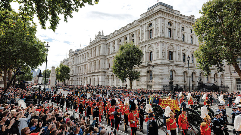 نعش الملكة إليزابيث خلال الموكب الذي أعقب الجنازة الرسمية.   رويترز