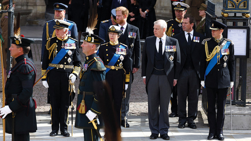 أفراد أسرة الملكة الراحلة خلال مراسم جنازتها.     رويترز