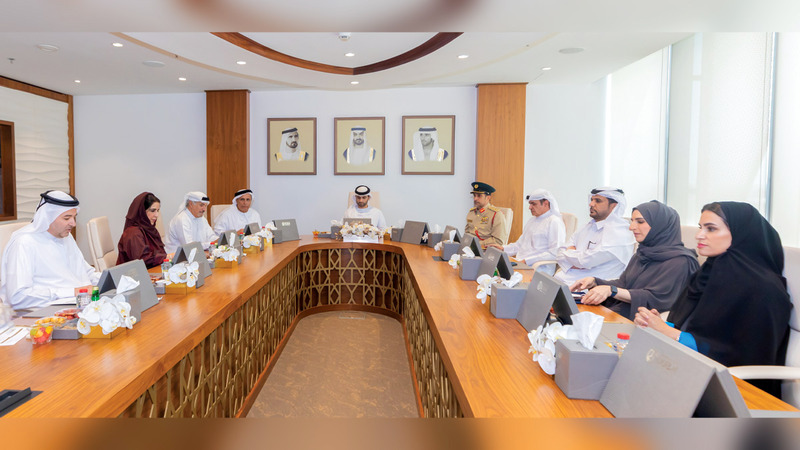 منصور بن محمد خلال ترؤسه اجتماع مجلس دبي الرياضي.   من المصدر