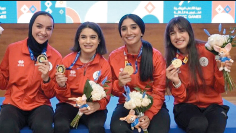 زهرة حسين (أقصى اليمين) مع منتخب الدراجات في الكويت. من المصدر