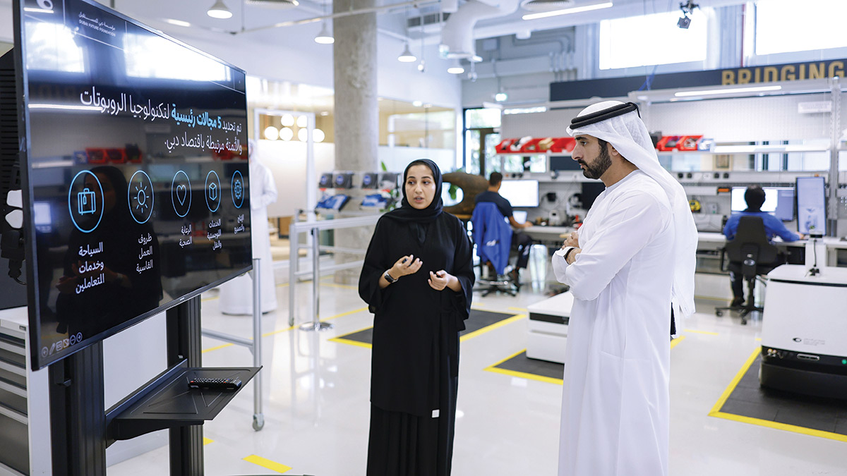 حمدان بن محمد خلال زيارته «مختبرات دبي للمستقبل». وام