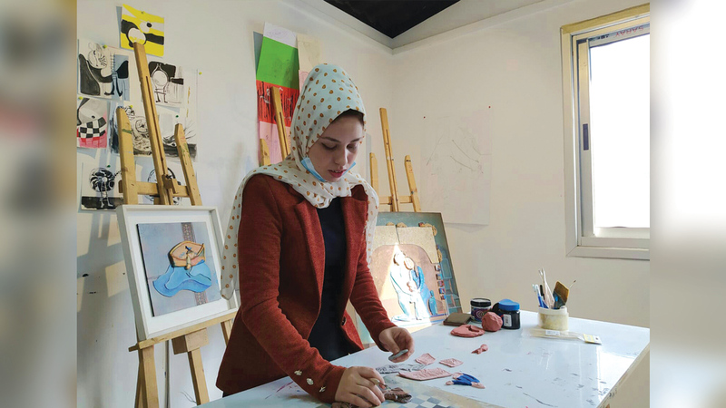 الفنانة التشكيلية الشابة تيماء سلامة من قطاع غزة. الإمارات اليوم