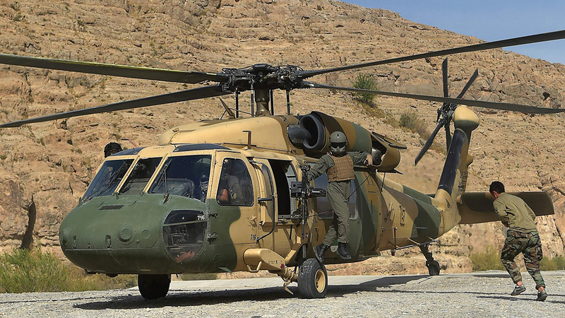 مروحية أفغانية تم نقلها إلى أوزبكستان إثر سقوط كابول. أرشيفية