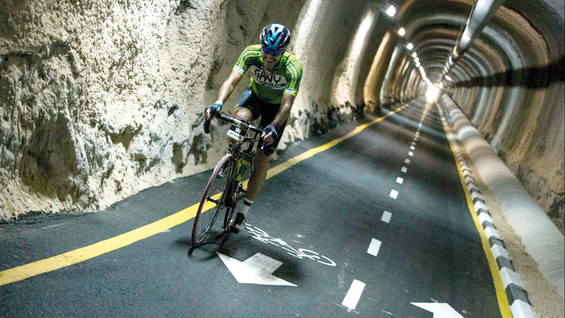 أحد مسارات نفق هكيرم.    الإمارات اليوم