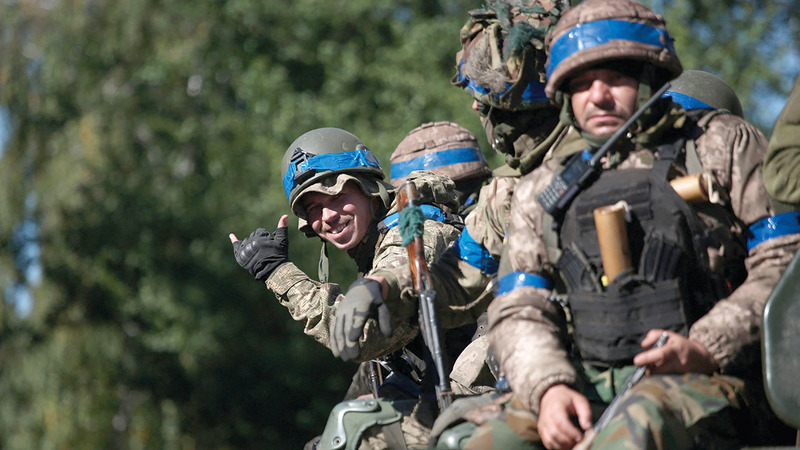 عناصر من الجيش الأوكراني في خاركيف بعد دخولها إثر الهجوم المباغت على القوات الروسية.   أ.ف.ب