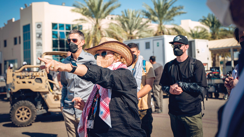 ديني غوردون خلال تصوير العمل في أبوظبي.   من المصدر
