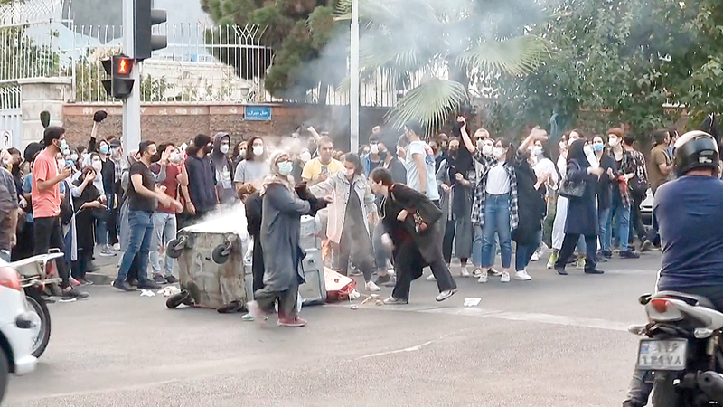 جانب من تجمّعات المتظاهرين في طهران الذين تم تفريقهم من قبل قوات الأمن.   أ.ف.ب
