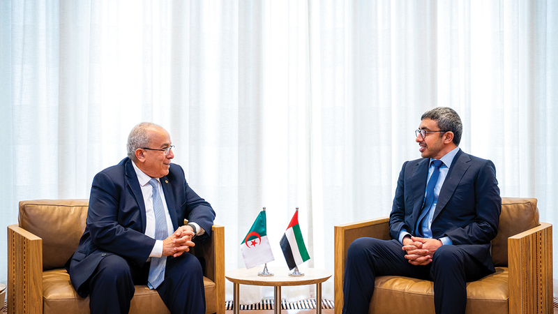 عبدالله بن زايد خلال لقائه رمطان لعمامرة.   وام