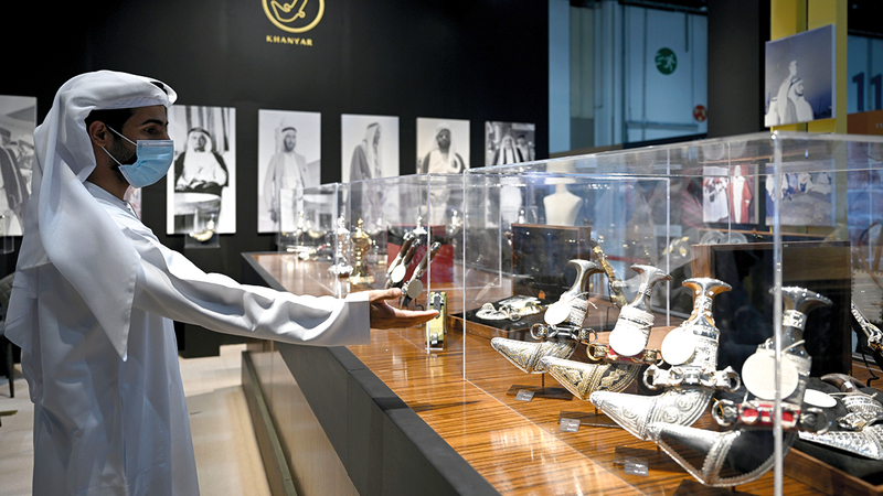 خناجر من الفضة تمثل نسخاً مميزة في جناح شركة «خنجر».