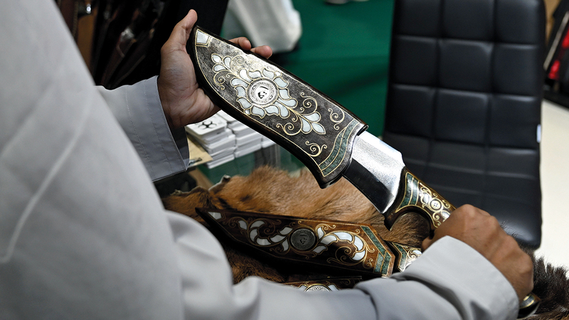 صورة المؤسس الباني تزيّن قطعاً تراثية قدمتها شركة «بوسات». تصوير: نجيب محمد