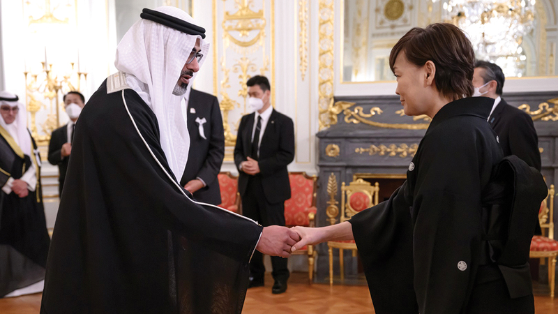 خالد بن محمد بن زايد يقدم واجب العزاء لأرملة شينزو آبي. وام