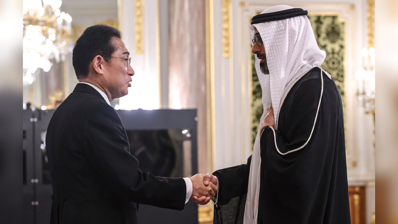 خالد بن محمد بن زايد يقدم واجب العزاء لرئيس الوزراء الياباني. وام
