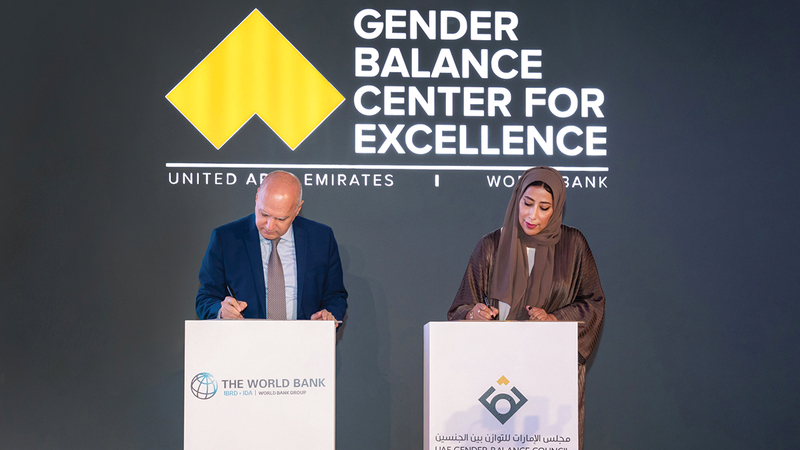 منى المرّي وعصام أبوسليمان خلال توقيع الاتفاقية. من المصدر