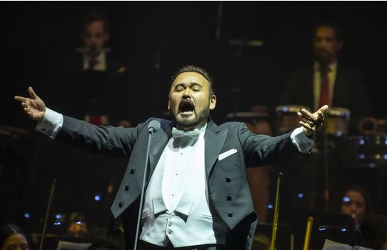 وأبهر خافيير كامارينا الحضور في الحفل الذي أقيم بمناسبة الذكرى 45 للمدرسة العليا للموسيقى والرقص في مونتيري.