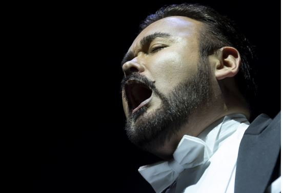 لحظات لإندماج المكسيكي خافيير كامارينا أثناء الحفل الذي أقيم في ونتيري بنويفو ليون في المكسيك. الصور عن EPA