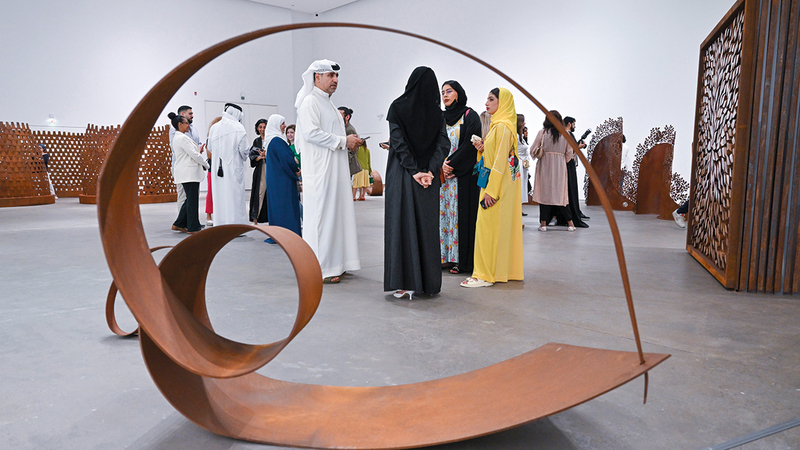 «بين خطوط الكثبان الرملية».. عنوان معرض عزة القبيسي. تصوير: أشوك فيرما