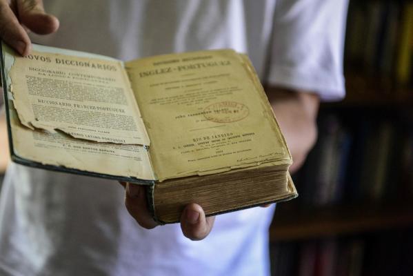 وتناقلت أجيال عائلة ستيبانوفسكي المجموعة المؤلفة من 20 ألف كتاب، إذ كان والد جدّه هو من أطلق هذا التقليد في نهاية القرن التاسع عشر عقب تلقّيه كتباً من جنود عثمانيين مرّوا عبر الوادي المعزول في جنوب غربي مقدونيا الشمالية الواقعة في منطقة البلقان.