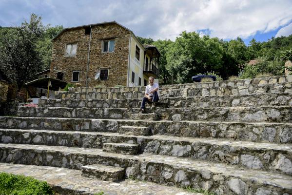 وتُعرض مجموعة الكتب داخل منزل حجري عمره مئات السنين، إلى جانب صور أصلية التقطها صحافي غطّى أحداث الحرب العالمية الأولى، وخرائط قديمة وقواميس بلغات متعددة خاصة بمنطقة البلقان.