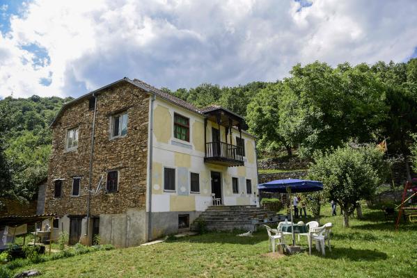 وتستقبل القرية بين 3000 و3500 زائر للمكتبة سنوياً.