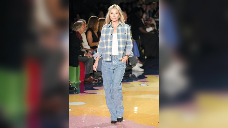 كيت موس ظهرت مرتدية الجينز والقميص المخطط بنمط المربعات من تصميم بوتيقا فينيتا. رويترز