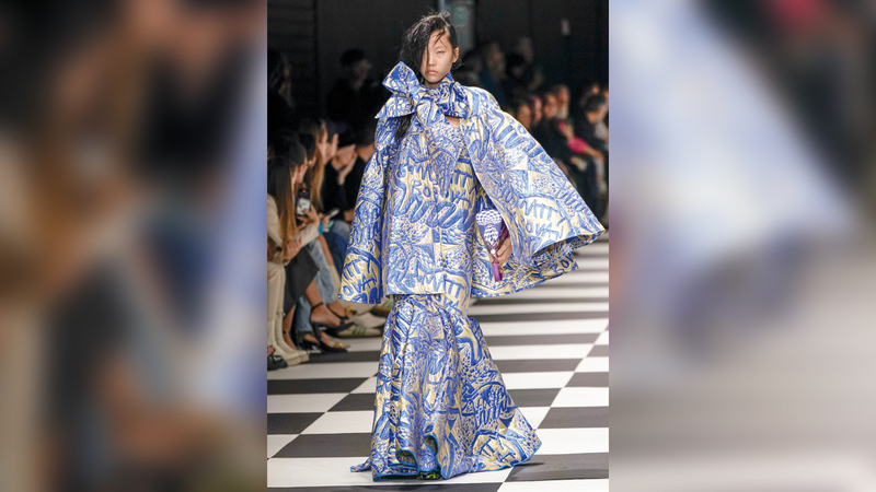 جورجيو أرماني ابتكر مجموعة مستوحاة من الإحساس العام بالخفة حيث عرضت النماذج قطعاً من الأقمشة الملونة. أ.ف.ب