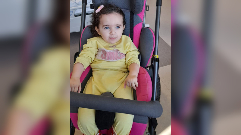 الطفلة «منيرة» تبتسم للحياة بعد تحسن وضعها الصحي.   من المصدر