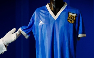 القميص التاريخي لمارادونا يعرض في قطر خلال المونديال