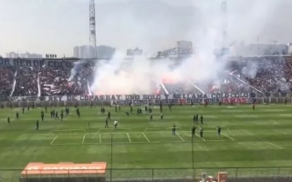 انهيار سقف ملعب في تشيلي يتسبب في إصابات للمشجعين
