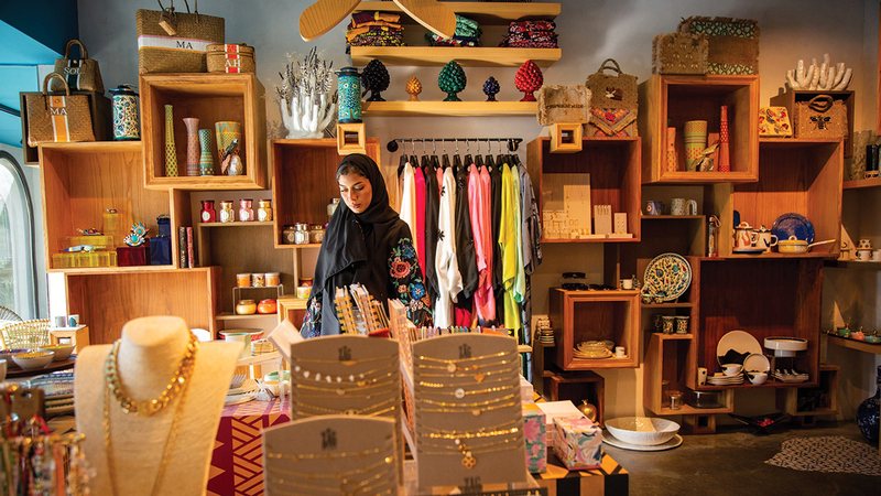 السياحة الثقافية في دبي تمزج بين الأصالة والحداثة وهي عامرة بالوجهات التراثية والتاريخية والتجارب الثقافية والإبداعية.   من المصدر