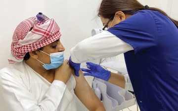 الصورة: أبوظبي تحقق أعلى نسبة تطعيم ضد «كورونا» عالمياً