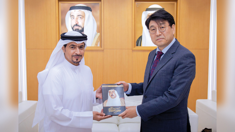 العامري يهدي القنصل العام لجمهورية كوريا الجنوبية نسخة من كتاب «حديث الذاكرة».   من المصدر