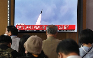 الصورة: كوريا الشمالية تُجري اختباراً على صاروخها الأطول مدى فوق اليابان
