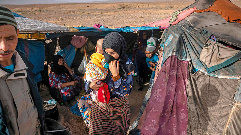 عائلات عدة تخيّم وسط الصحراء أملاً في العثور على مكان قريب يتوافر فيه الماء والعشب. أ.ف.ب