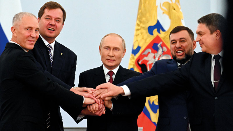 بوتين يحتفل بضم الأقاليم الأوكرانية الأربعة إلى الأراضي  الروسية                                           مع قادة تلك المناطق. أ.ب