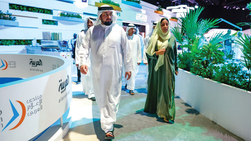 أحمد بن محمد خلال تجوله في مقر «منتدى الإعلام العربي». من المصدر