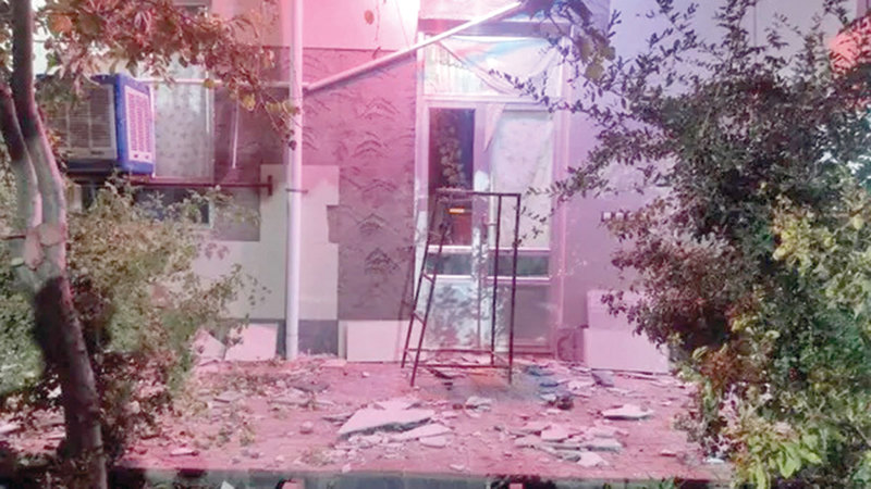 منزل تضرر جراء الزلزال. من المصدر