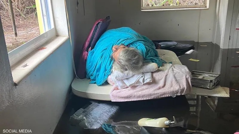 السيدة لودر بعد نقلها إلى المستشفى