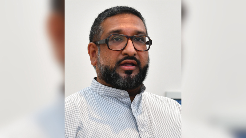 مرتضى فالي: &laquo;تم جمع الأعمال بشكل يتيح للمتلقي رؤية الاختلاف في الوسائط وفي تعاطي الفنانين معها&raquo;.