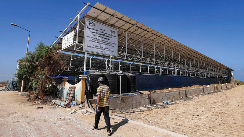 تعمل مزرعة أسماك ومطعم للمأكولات البحرية على شاطئ بحر مدينة غزة على الطاقة الشمسية. أ.ف.ب