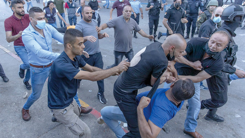 اشتباك بين قوات الأمن الفلسطينية والمتظاهرين نتيجة مقتل نزار بنات.   أرشيفية