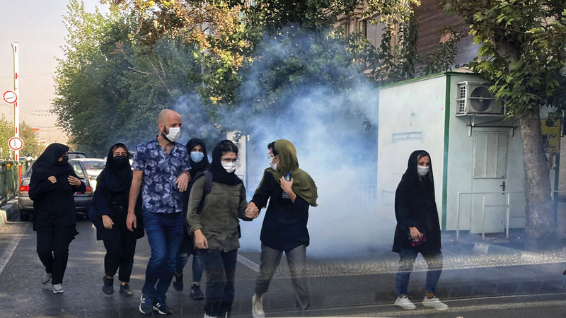 الشرطة استخدمت قنابل الغاز لتفريق الطلاب من أمام جامعة طهران.   أ.ب