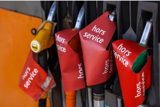 وقال بعضهم، إنهم ينتظرون بالساعات، ومضطرون للحصول على الوقود بسعر مرتفع، حتى وإن كان أعلى من قدرتهم الشرائية، ليتمكنوا من الانتقال، وفق تقارير تلفازية عدّة.