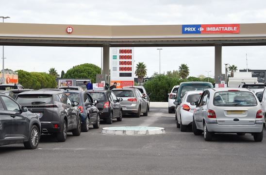 وأغلقت عدد من محطات الوقود أبوابها في فرنسا، في حين ارتفعت الأسعار، ويتواصل وقوف السائقين في طوابير للحصول على وقود لمركباتهم.