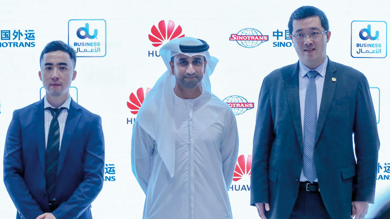 الحساوي يتوسط مسؤولي «هواوي» و«سينوترانس» عقب توقيع الشراكة.   من المصدر