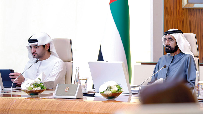 محمد بن راشد خلال ترؤسه اجتماع مجلس الوزراء بحضور مكتوم بن محمد.   وام