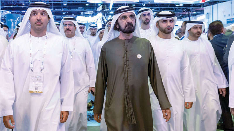 محمد بن راشد زار عدداً من أجنحة الشركات العالمية والوطنية المشاركة في المعرض. وام