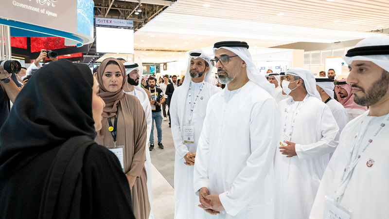 خالد بن محمد بن زايد خلال زيارته لمعرض «جيتكس». وام